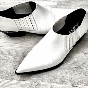 Calvin Klein women's white shoes patent leather, pointed toe, slide on size 8